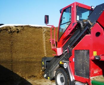 [Translate to Español:] zelfrijdende voermengwagen met snijsysteem